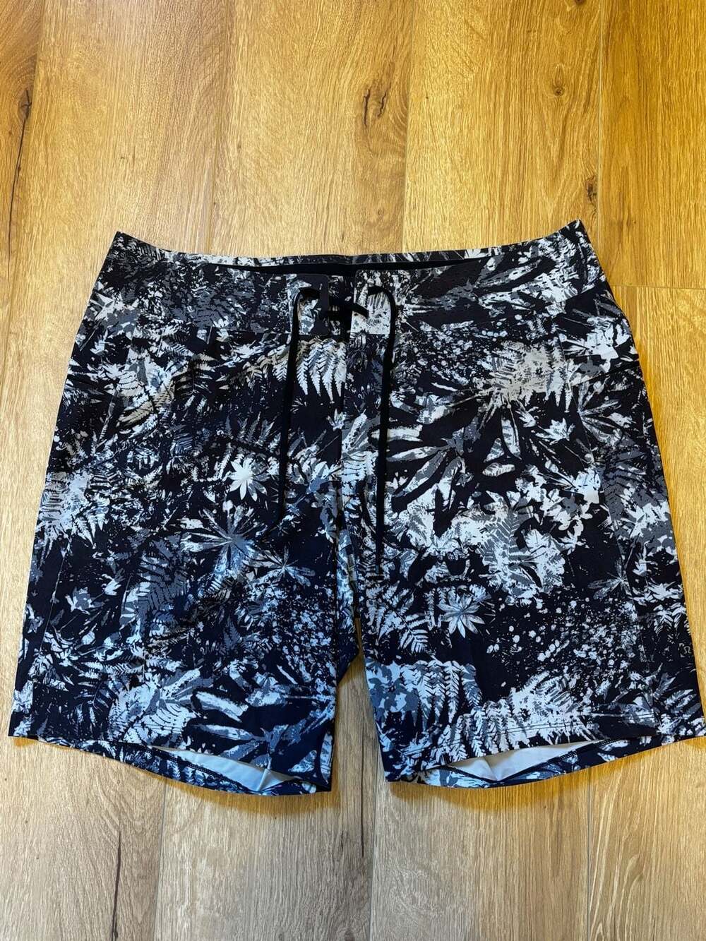 Lululemon Men's Board Shorts Size 36 Black Floral Print